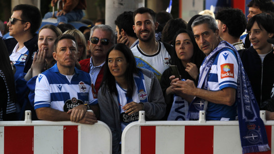 La afición del Dépor se citó en Riazor horas antes del partido ante el Andorra para recibir al equipo