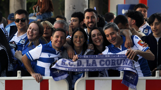 La afición del Dépor se citó en Riazor horas antes del partido ante el Andorra para recibir al equipo