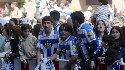 La afición del Dépor se citó en Riazor horas antes del partido ante el Andorra para recibir al equipo