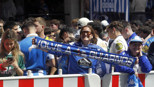La afición del Dépor se citó en Riazor horas antes del partido ante el Andorra para recibir al equipo