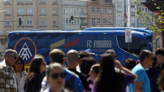 La afición del Dépor se citó en Riazor horas antes del partido ante el Andorra para recibir al equipo