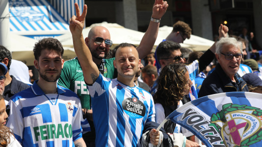La afición del Dépor se citó en Riazor horas antes del partido ante el Andorra para recibir al equipo