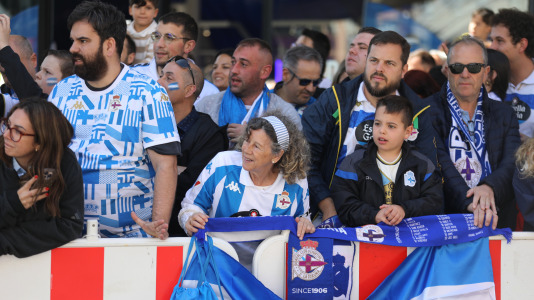 La afición del Dépor se citó en Riazor horas antes del partido ante el Andorra para recibir al equipo