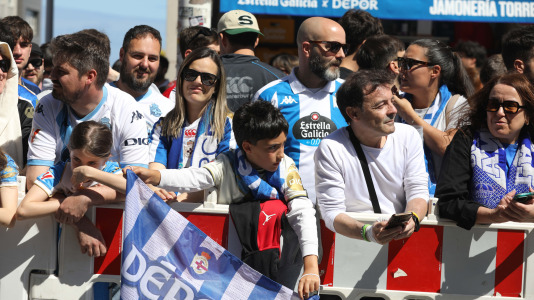 La afición del Dépor se citó en Riazor horas antes del partido ante el Andorra para recibir al equipo