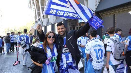 La afición del Dépor se citó en Riazor horas antes del partido ante el Andorra para recibir al equipo
