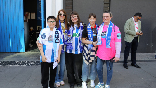 La afición del Dépor se citó en Riazor horas antes del partido ante el Andorra para recibir al equipo