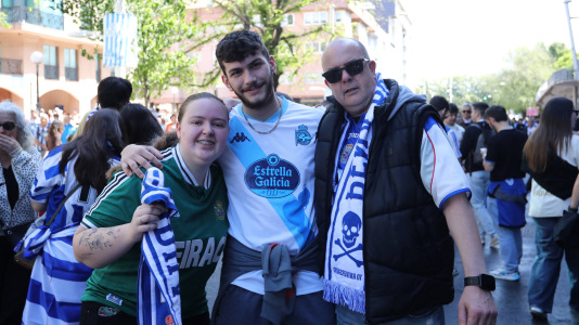 La afición del Dépor se citó en Riazor horas antes del partido ante el Andorra para recibir al equipo