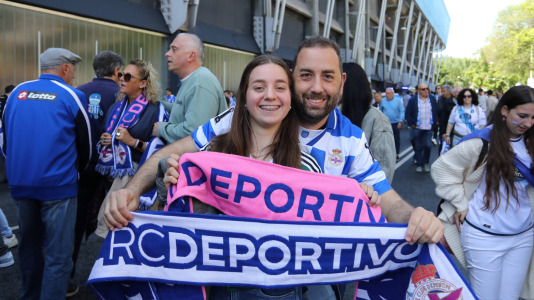 La afición del Dépor se citó en Riazor horas antes del partido ante el Andorra para recibir al equipo