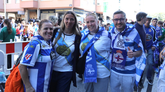 La afición del Dépor se citó en Riazor horas antes del partido ante el Andorra para recibir al equipo