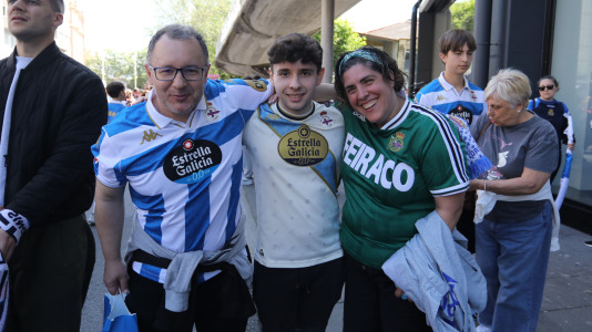 La afición del Dépor se citó en Riazor horas antes del partido ante el Andorra para recibir al equipo