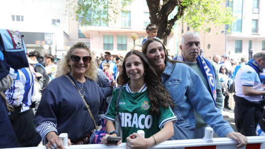 La afición del Dépor se citó en Riazor horas antes del partido ante el Andorra para recibir al equipo