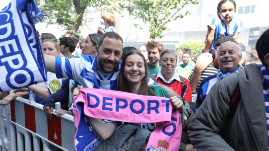 La afición del Dépor se citó en Riazor horas antes del partido ante el Andorra para recibir al equipo