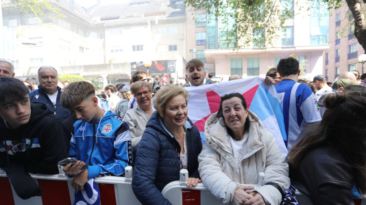 La afición del Dépor se citó en Riazor horas antes del partido ante el Andorra para recibir al equipo