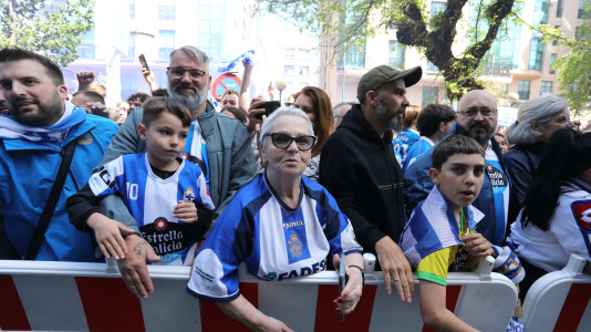 La afición del Dépor se citó en Riazor horas antes del encuentro ante el Andorra para recibir al equipo