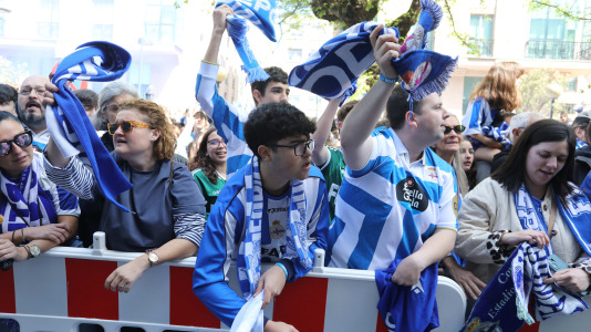 La afición del Dépor se citó en Riazor horas antes del encuentro ante el Andorra para recibir al equipo