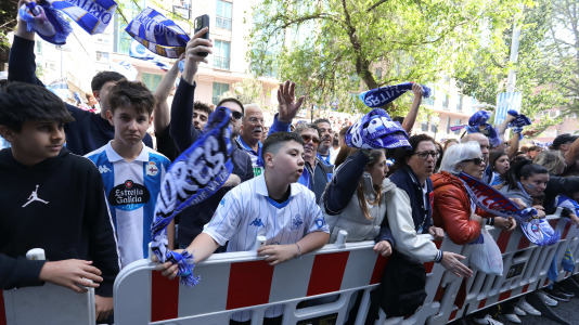 La afición del Dépor se citó en Riazor horas antes del encuentro ante el Andorra para recibir al equipo