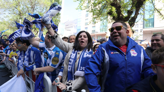 La afición del Dépor se citó en Riazor horas antes del encuentro ante el Andorra para recibir al equipo