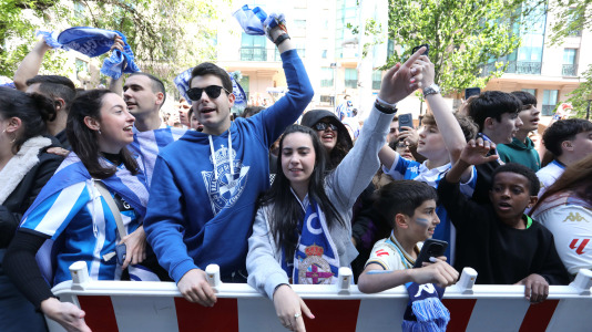 La afición del Dépor se citó en Riazor horas antes del encuentro ante el Andorra para recibir al equipo