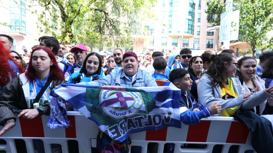 La afición del Dépor se citó en Riazor horas antes del encuentro ante el Andorra para recibir al equipo