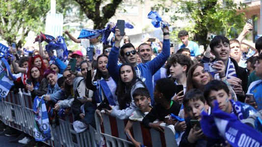 La afición del Dépor se citó en Riazor horas antes del encuentro ante el Andorra para recibir al equipo