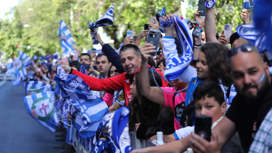 La afición del Dépor se citó en Riazor horas antes del encuentro ante el Andorra para recibir al equipo