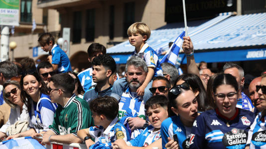 La afición del Dépor se citó en Riazor horas antes del encuentro ante el Andorra para recibir al equipo