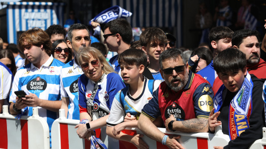 La afición del Dépor se citó en Riazor horas antes del encuentro ante el Andorra para recibir al equipo