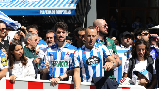 La afición del Dépor se citó en Riazor horas antes del encuentro ante el Andorra para recibir al equipo