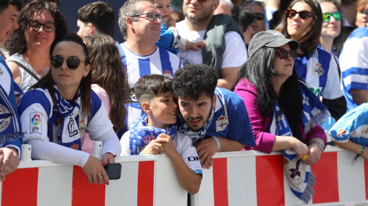 La afición del Dépor se citó en Riazor horas antes del encuentro ante el Andorra para recibir al equipo