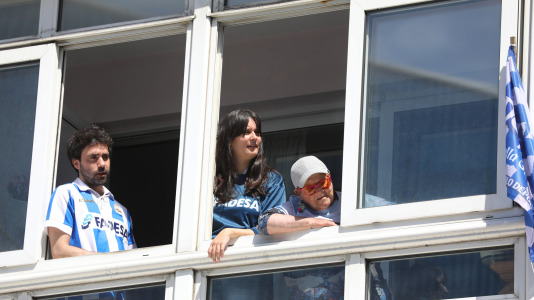 La afición del Dépor se citó en Riazor horas antes del encuentro ante el Andorra para recibir al equipo