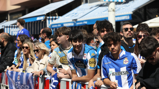 La afición del Dépor se citó en Riazor horas antes del encuentro ante el Andorra para recibir al equipo