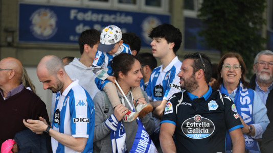 La afición del Dépor se citó en Riazor horas antes del encuentro ante el Andorra para recibir al equipo