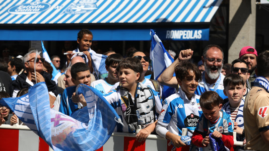La afición del Dépor se citó en Riazor horas antes del encuentro ante el Andorra para recibir al equipo