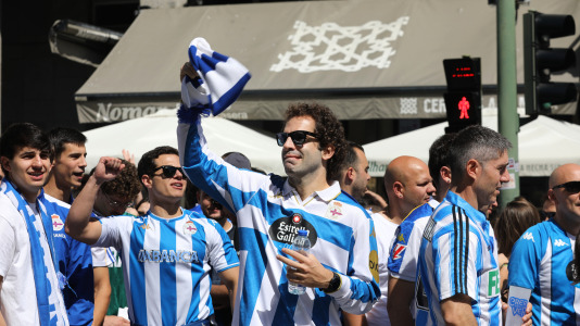 La afición del Dépor se citó en Riazor horas antes del encuentro ante el Andorra para recibir al equipo