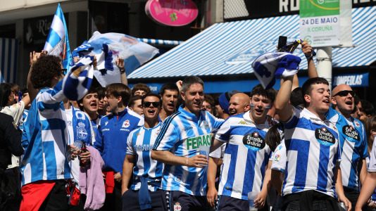 La afición del Dépor se citó en Riazor horas antes del encuentro ante el Andorra para recibir al equipo