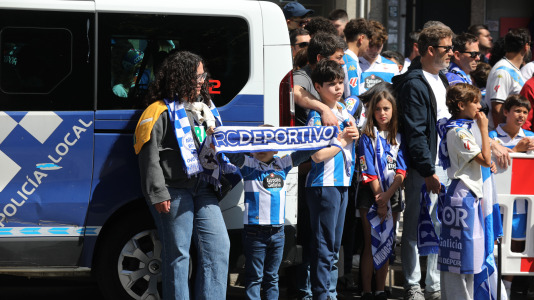 La afición del Dépor se citó en Riazor horas antes del encuentro ante el Andorra para recibir al equipo