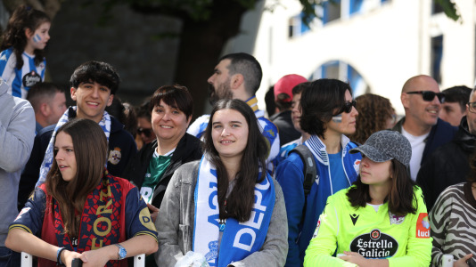 La afición del Dépor se citó en Riazor horas antes del encuentro ante el Andorra para recibir al equipo