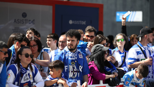 La afición del Dépor se citó en Riazor horas antes del encuentro ante el Andorra para recibir al equipo