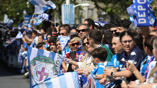 La afición del Dépor se citó en Riazor horas antes del encuentro ante el Andorra para recibir al equipo
