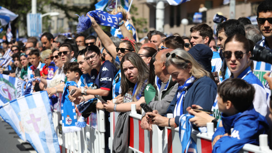 La afición del Dépor se citó en Riazor horas antes del encuentro ante el Andorra para recibir al equipo