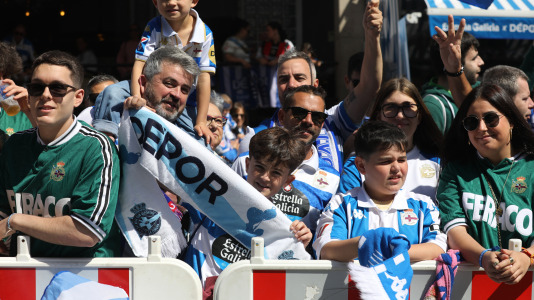 La afición del Dépor se citó en Riazor horas antes del encuentro ante el Andorra para recibir al equipo