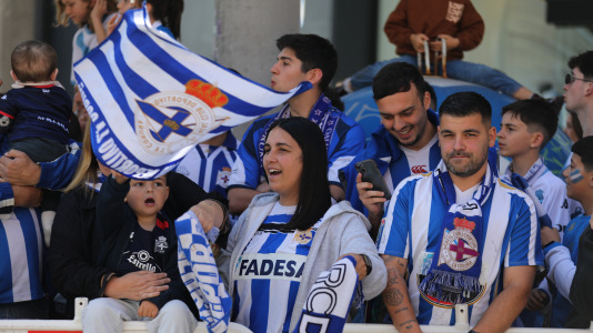 La afición del Dépor se citó en Riazor horas antes del encuentro ante el Andorra para recibir al equipo