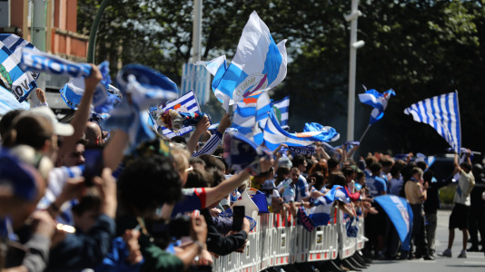 La afición del Dépor se citó en Riazor horas antes del encuentro ante el Andorra para recibir al equipo