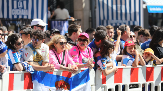 La afición del Dépor se citó en Riazor horas antes del encuentro ante el Andorra para recibir al equipo