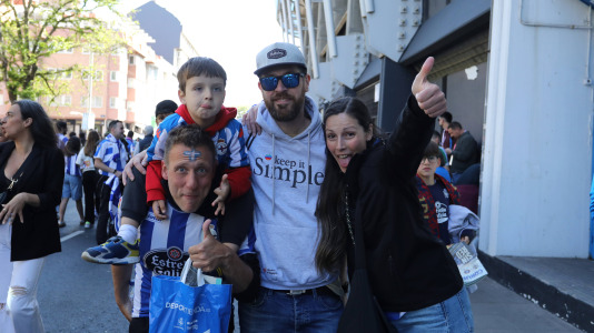 La afición del Dépor se citó en Riazor horas antes del encuentro ante el Andorra para recibir al equipo