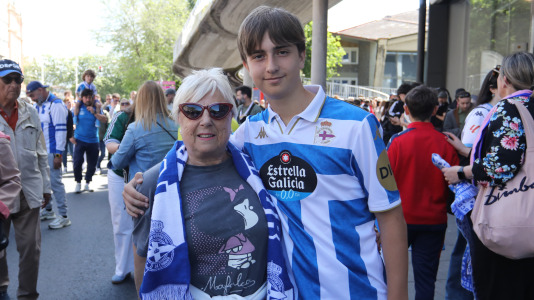 La afición del Dépor se citó en Riazor horas antes del encuentro ante el Andorra para recibir al equipo