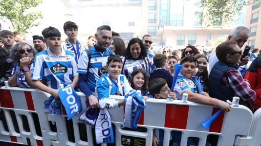 La afición del Dépor se citó en Riazor horas antes del encuentro ante el Andorra para recibir al equipo