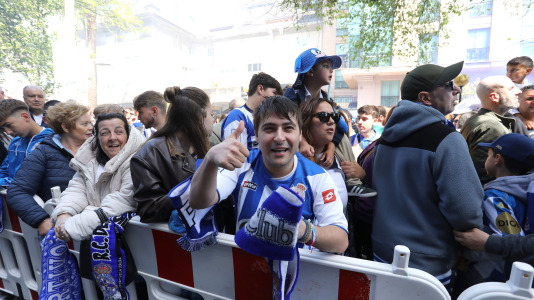 La afición del Dépor se citó en Riazor horas antes del encuentro ante el Andorra para recibir al equipo