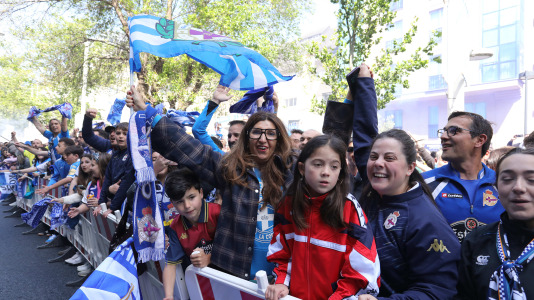 La afición del Dépor se citó en Riazor horas antes del encuentro ante el Andorra para recibir al equipo
