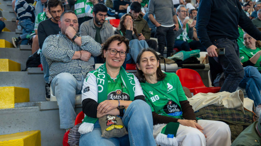 La afición verdiblanca animó el Palacio de los Deportes de Riazor en el primer partido del playoff